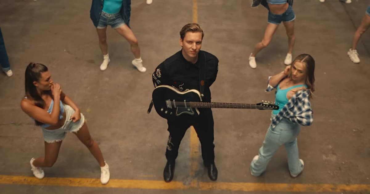 Obľúbený George Ezra vydal nový singel „Dance All Over Me“