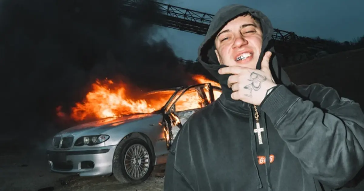Raper Luca Brassi ukradol a podpálil auto. Chce tým niečo povedať!