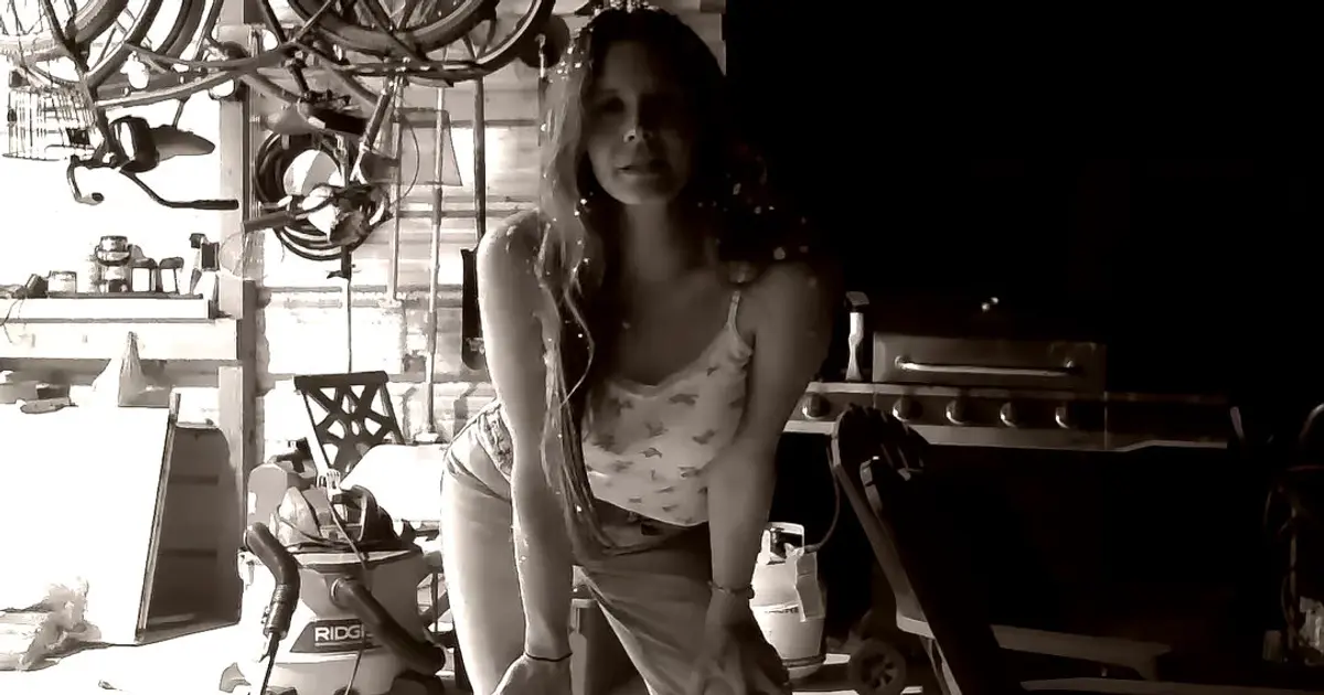 Lana Del Rey vydala novinku „White Feather Hawk Tail Deer Hunter"